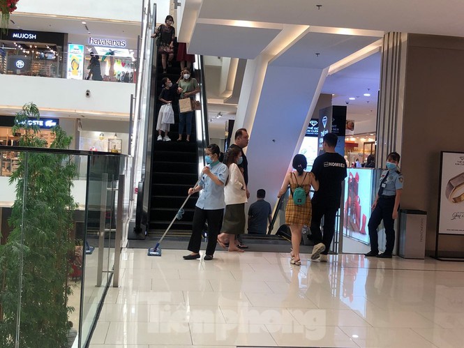 Sợ virus corona, nhân viên ở nhiều trung tâm thương mại đeo khẩu trang đón khách-4