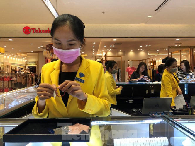 Sợ virus corona, nhân viên ở nhiều trung tâm thương mại đeo khẩu trang đón khách-5