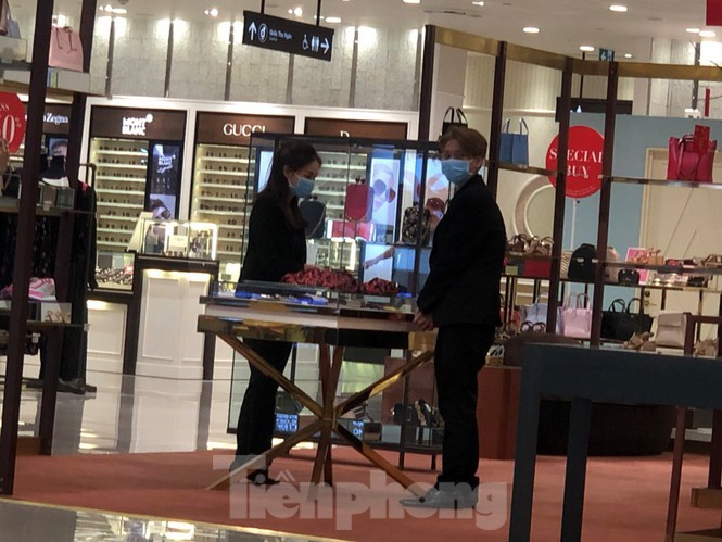 Sợ virus corona, nhân viên ở nhiều trung tâm thương mại đeo khẩu trang đón khách-6