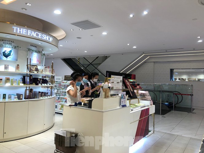Sợ virus corona, nhân viên ở nhiều trung tâm thương mại đeo khẩu trang đón khách-10