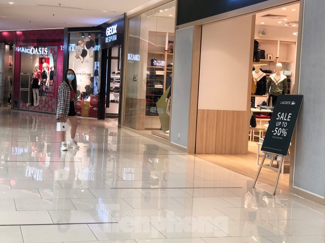 Sợ virus corona, nhân viên ở nhiều trung tâm thương mại đeo khẩu trang đón khách-11