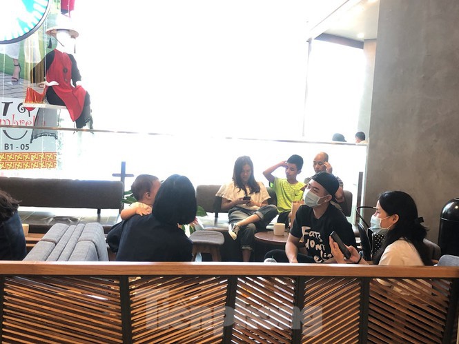 Sợ virus corona, nhân viên ở nhiều trung tâm thương mại đeo khẩu trang đón khách-12