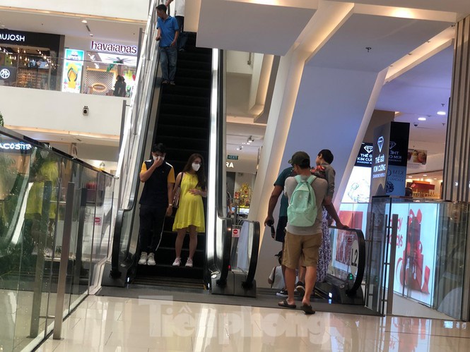 Sợ virus corona, nhân viên ở nhiều trung tâm thương mại đeo khẩu trang đón khách-14