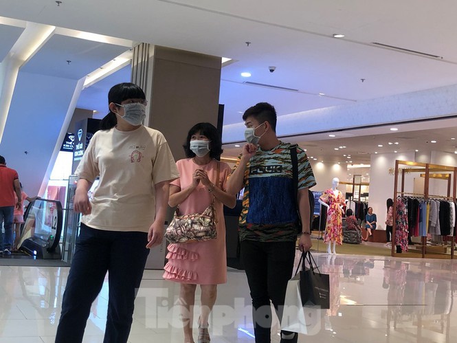 Sợ virus corona, nhân viên ở nhiều trung tâm thương mại đeo khẩu trang đón khách-15