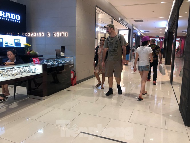 Sợ virus corona, nhân viên ở nhiều trung tâm thương mại đeo khẩu trang đón khách-16