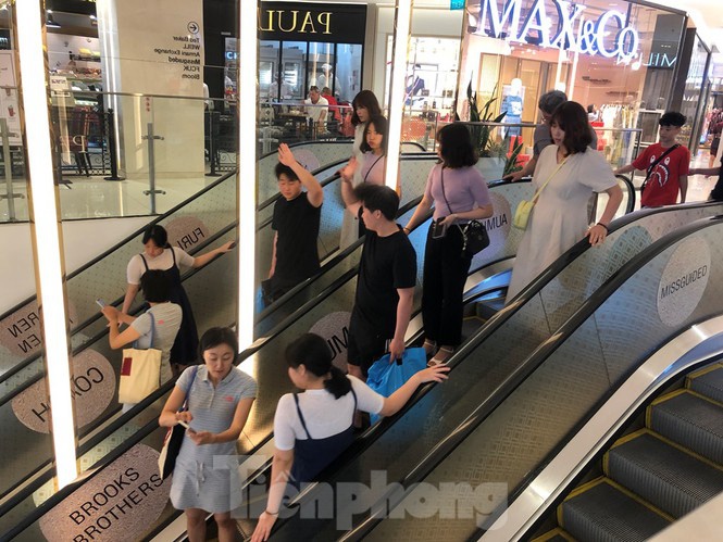 Sợ virus corona, nhân viên ở nhiều trung tâm thương mại đeo khẩu trang đón khách-17