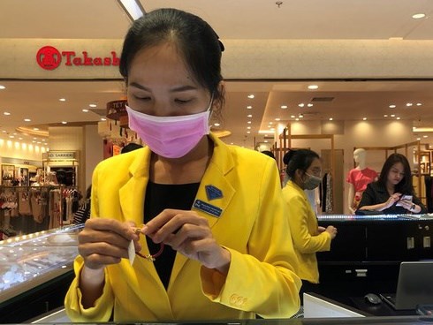 Sợ virus corona, nhân viên ở nhiều trung tâm thương mại đeo khẩu trang đón khách