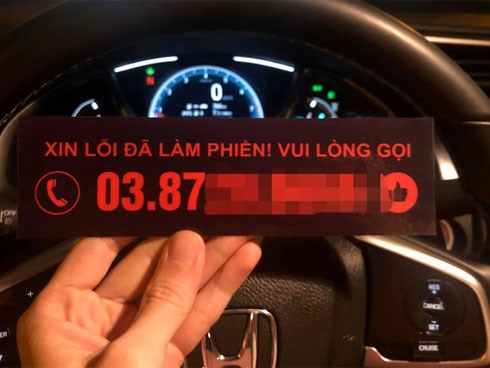 Đỗ xe trước cửa nhà người lạ, tài xế nhận được tin nhắn không ngờ ngày đầu năm mới