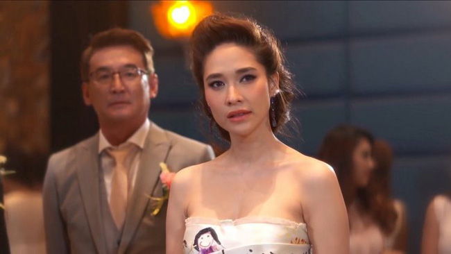 Bỏ 5 triệu thuê người giả bạn trai về mừng thọ bà, gái ế chết đứng với màn lật mặt: Hết tiền diễn rồi, chỗ ấy tôi khuyến mại thêm đấy-2