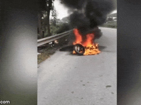 Clip: Khoảnh khắc tài xế lùi trúng cột bơm xăng, ô tô bốc cháy dữ dội trong đêm-1