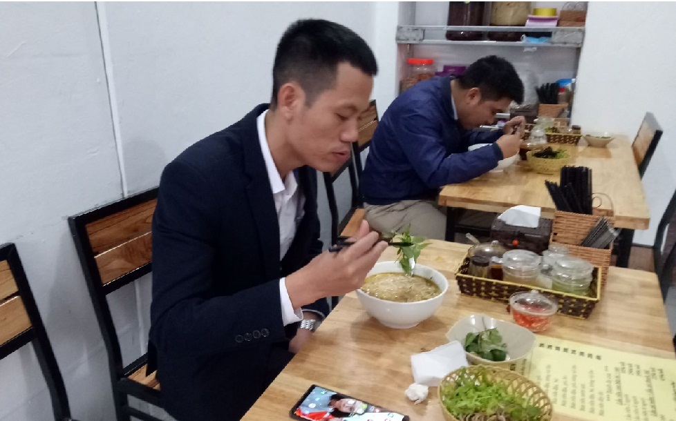 Bún ốc, riêu cua ngày Tết gần 100.000 đồng/bát vẫn đắt khách-1