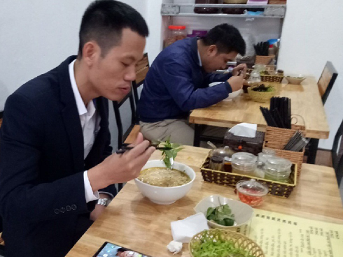 Ngày đầu đi làm, trưa xếp hàng ăn bún, quán nhậu dàn trận đến chiều-12