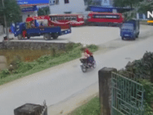 Xe tải vượt ẩu gây tai nạn cho ôtô con phía sau-1