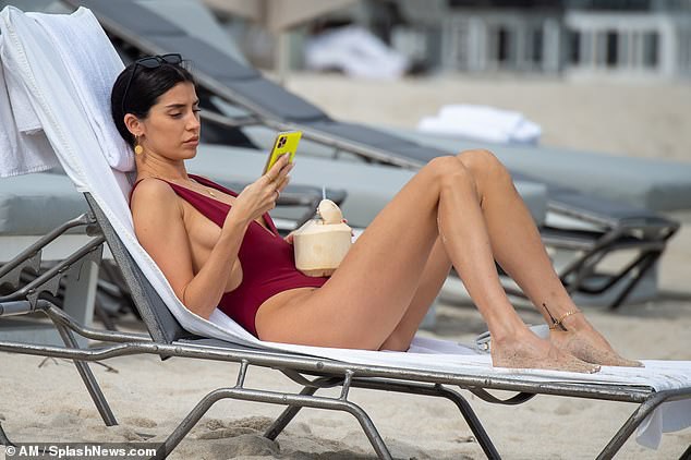 Mỹ nhân nóng bỏng nhất Canada mặc áo tắm xẻ bạo đẹp đến nghẹt thở-4