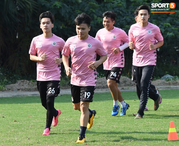 Lỡ chân đá trúng đầu đàn anh, Đình Trọng bị trừng phạt: Xin lỗi, thề thốt nhưng rồi vẫn bị đòn đau-1