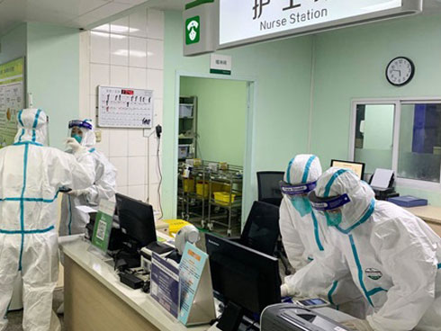 Video người đàn ông Vũ Hán bỏ khẩu trang, ho thẳng vào mặt bác sĩ gây phẫn nộ-2