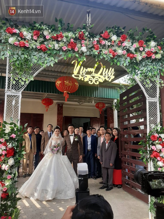 Nhà bố vợ cầu thủ Phan Văn Đức to nhất xóm, rạp cưới đằng gái kéo dài hết cả con đường-1