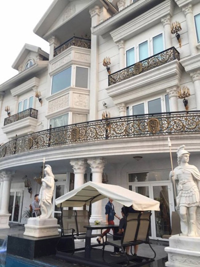 Choáng với nội thất vàng trong biệt thự của 2 người đẹp miền Tây lấy chồng đại gia-22