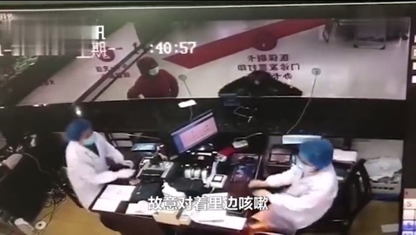 Video người đàn ông Vũ Hán bỏ khẩu trang, ho thẳng vào mặt bác sĩ gây phẫn nộ-1