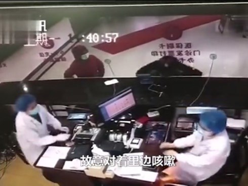 Video người đàn ông Vũ Hán bỏ khẩu trang, ho thẳng vào mặt bác sĩ gây phẫn nộ
