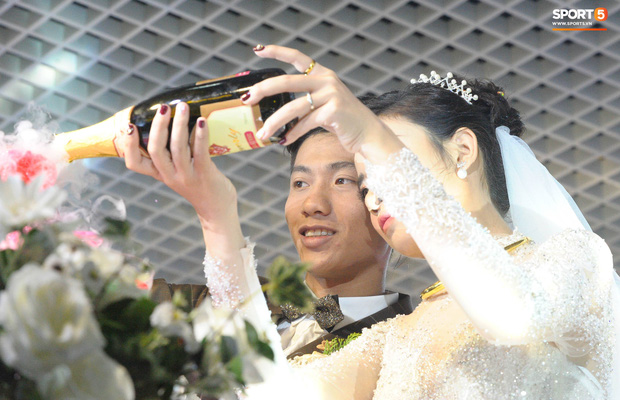 Văn Đức trao nhẫn cưới cho Nhật Linh, khép lại đám cưới nhanh như chớp-2