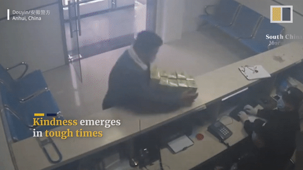 Giữa lúc dịch viêm phổi Vũ Hán hoành hành, một người đàn ông chạy đến đồn cảnh sát tặng 500 chiếc khẩu trang rồi vội rời đi khiến dân mạng cảm kích-1