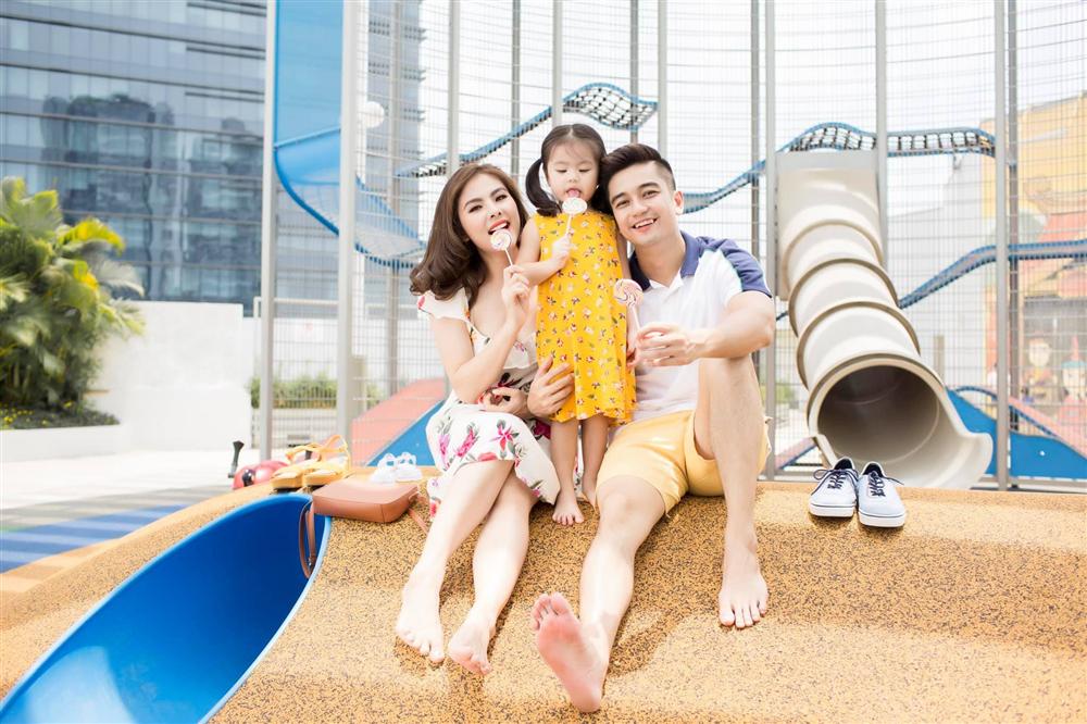 Từ lúc con gái 3 tháng tuổi, Vân Trang đã thường xuyên làm một việc giúp bé Nì mau mồm mau miệng, hỏi không ngớt khiến mẹ thấm mệt-2