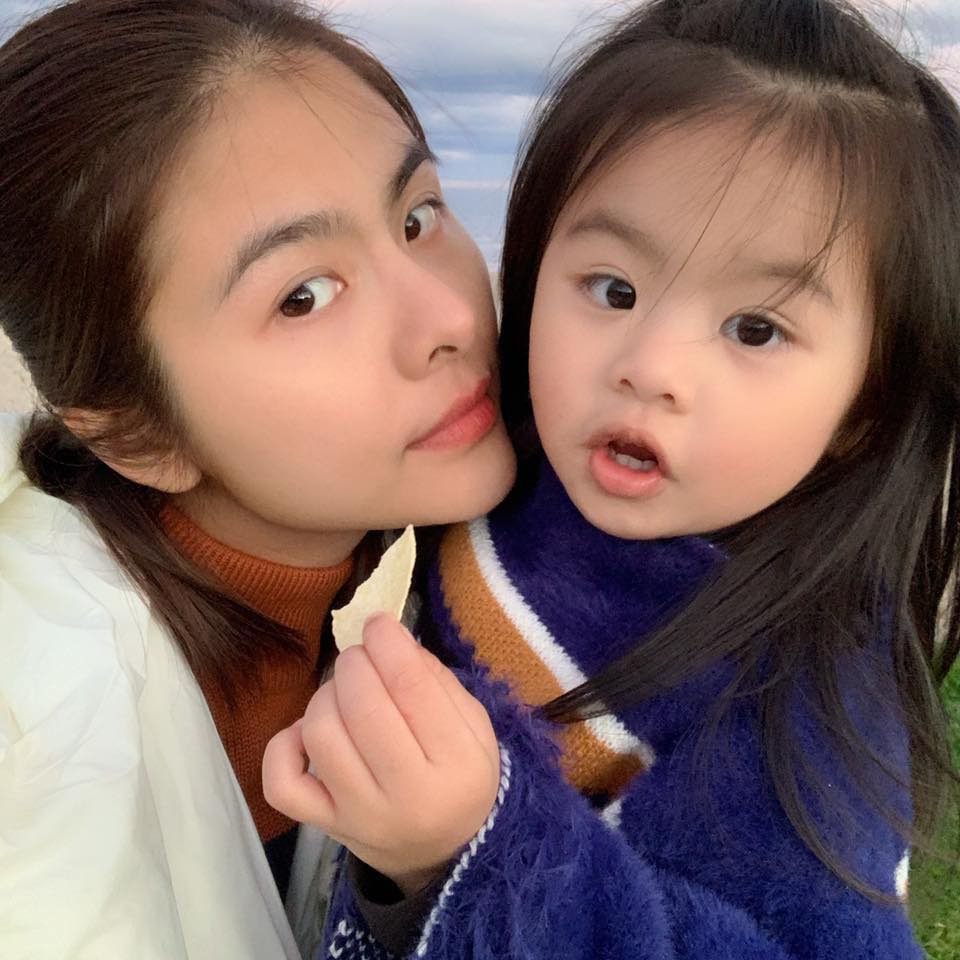 Từ lúc con gái 3 tháng tuổi, Vân Trang đã thường xuyên làm một việc giúp bé Nì mau mồm mau miệng, hỏi không ngớt khiến mẹ thấm mệt-3