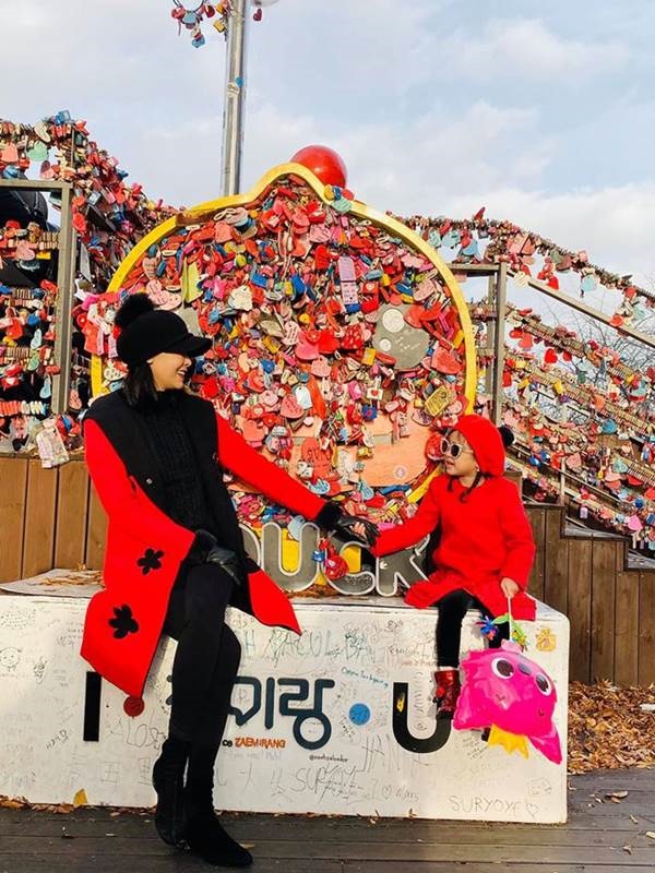 Những lần mặc đồ đôi chất như nước cất của Hà Kiều Anh và con gái út-11