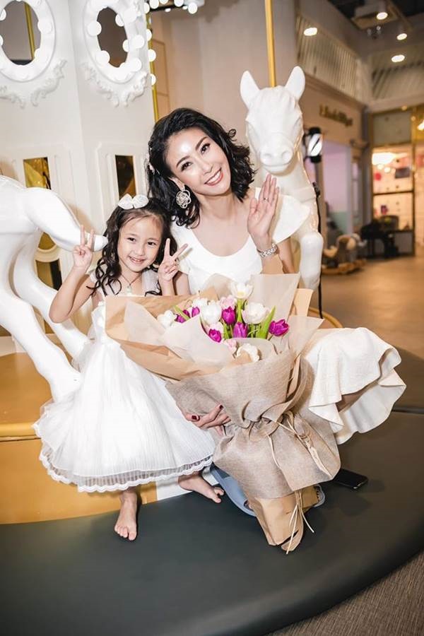 Những lần mặc đồ đôi chất như nước cất của Hà Kiều Anh và con gái út-12