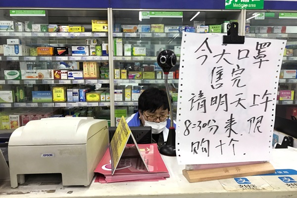 Rồng rắn xếp hàng mua khẩu trang khắp nơi vì virus corona-1