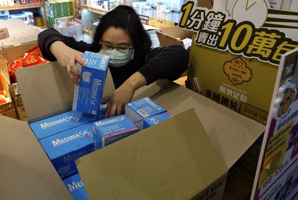 Rồng rắn xếp hàng mua khẩu trang khắp nơi vì virus corona-5