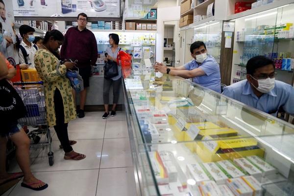 Rồng rắn xếp hàng mua khẩu trang khắp nơi vì virus corona-10