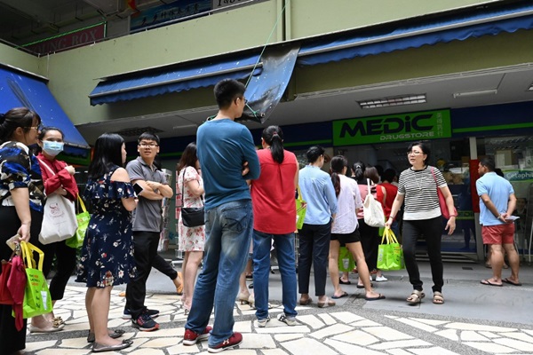 Rồng rắn xếp hàng mua khẩu trang khắp nơi vì virus corona-11