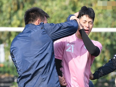 Chuyện tình 6 năm đơn giản, kín tiếng của trung vệ Đình Trọng-10