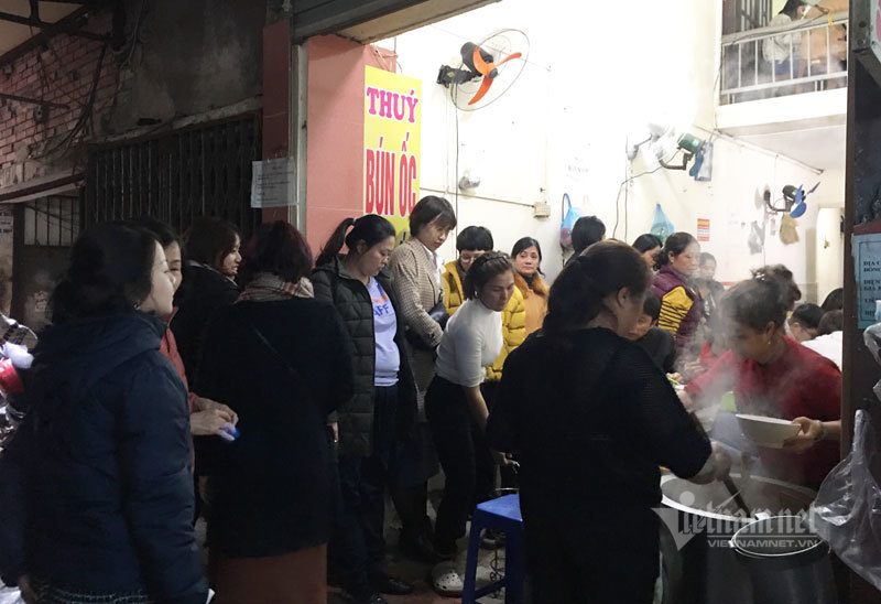 Ngày đầu đi làm, trưa xếp hàng ăn bún, quán nhậu dàn trận đến chiều-3