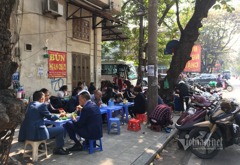 Ngày đầu đi làm, trưa xếp hàng ăn bún, quán nhậu dàn trận đến chiều-4