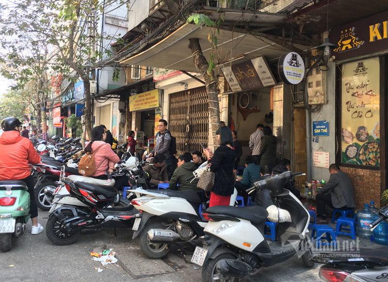 Ngày đầu đi làm, trưa xếp hàng ăn bún, quán nhậu dàn trận đến chiều-7