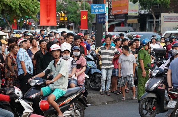 Thanh niên ngáo đá cầm súng cố thủ ở TP.HCM-1