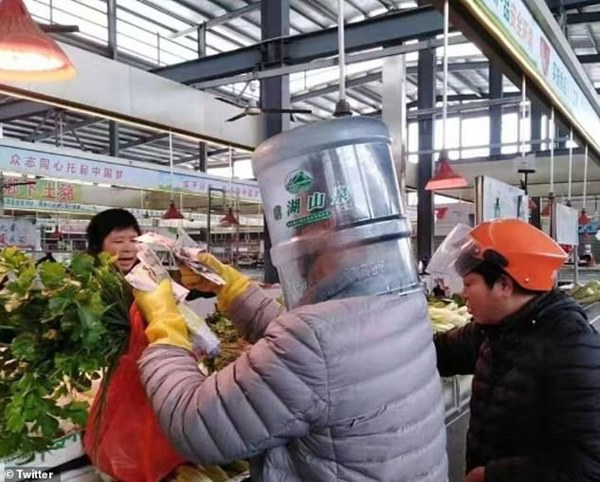Trước tình hình dịch viêm phổi Vũ Hán, người dân Trung Quốc đi ra đường với thùng nhựa trên đầu, đeo găng tay và xịn nhất là tài xế taxi-1