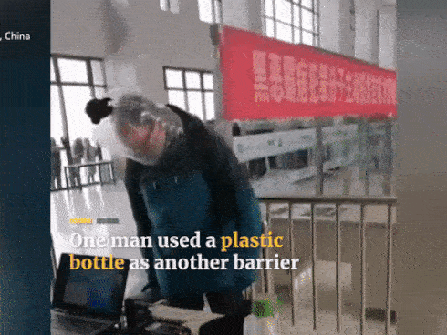 Trước tình hình dịch viêm phổi Vũ Hán, người dân Trung Quốc đi ra đường với thùng nhựa trên đầu, đeo găng tay và 