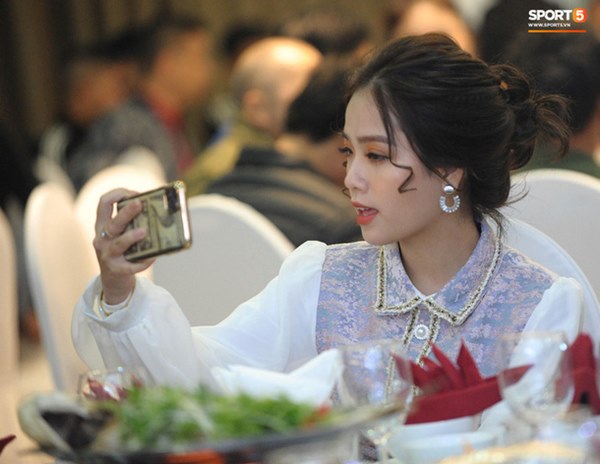 Bạn gái tin đồn Quang Hải xuất hiện thoáng qua trong đám cưới Văn Đức nhưng nhan sắc giữa ảnh tự chụp và ảnh được tag của cô nàng lại gây tranh cãi-1