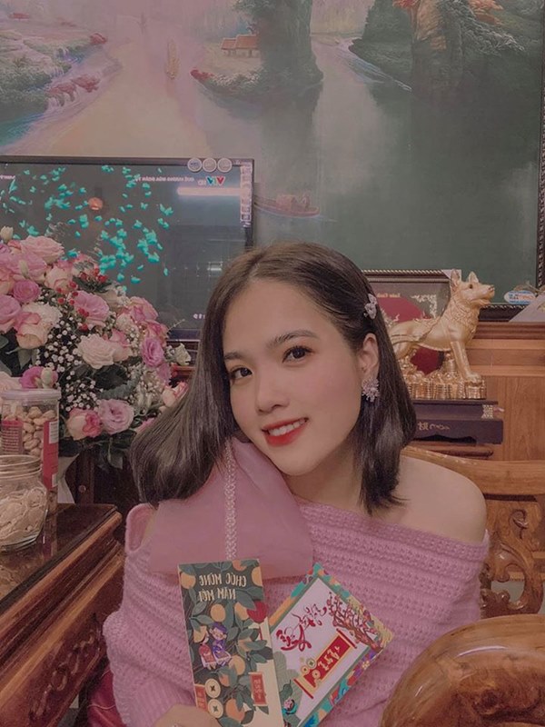 Bạn gái tin đồn Quang Hải xuất hiện thoáng qua trong đám cưới Văn Đức nhưng nhan sắc giữa ảnh tự chụp và ảnh được tag của cô nàng lại gây tranh cãi-4