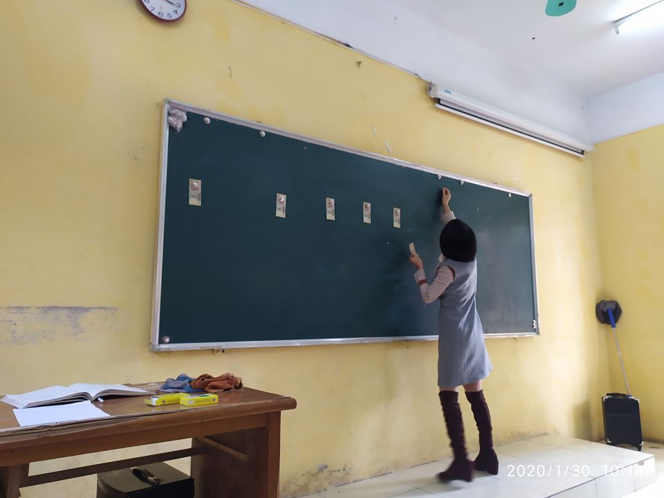 Buổi học đầu tiên của năm mà giáo viên đã thử thách học trò, muốn nhận được tiền lì xì phải trải qua cửa ải cực khó-2