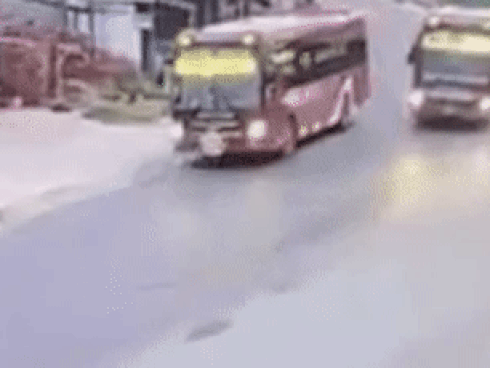 Người đàn ông bị xe khách tông vì qua đường thiếu quan sát