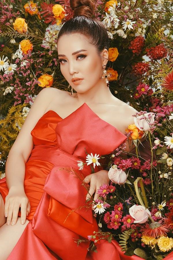 Á hậu đẹp nhất VTV hiếm hoi mặc sexy, khoe vòng một gợi cảm-1