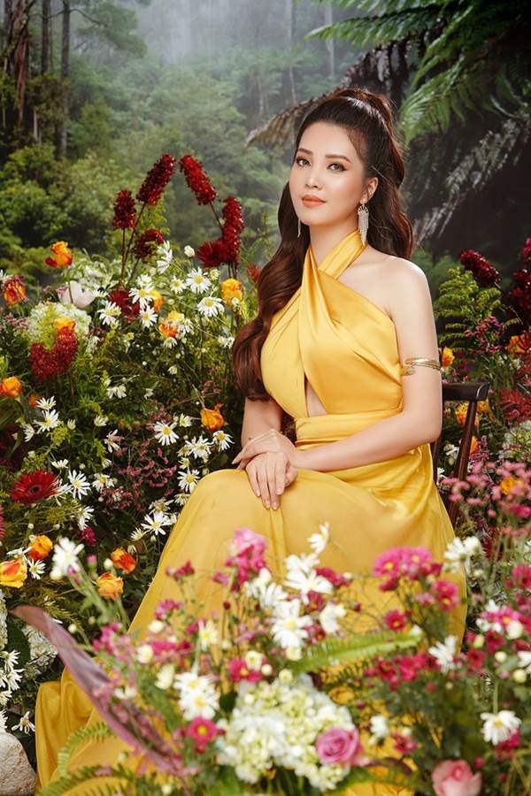 Á hậu đẹp nhất VTV hiếm hoi mặc sexy, khoe vòng một gợi cảm-5