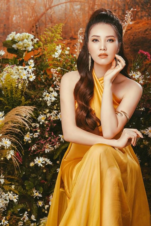 Á hậu đẹp nhất VTV hiếm hoi mặc sexy, khoe vòng một gợi cảm-6