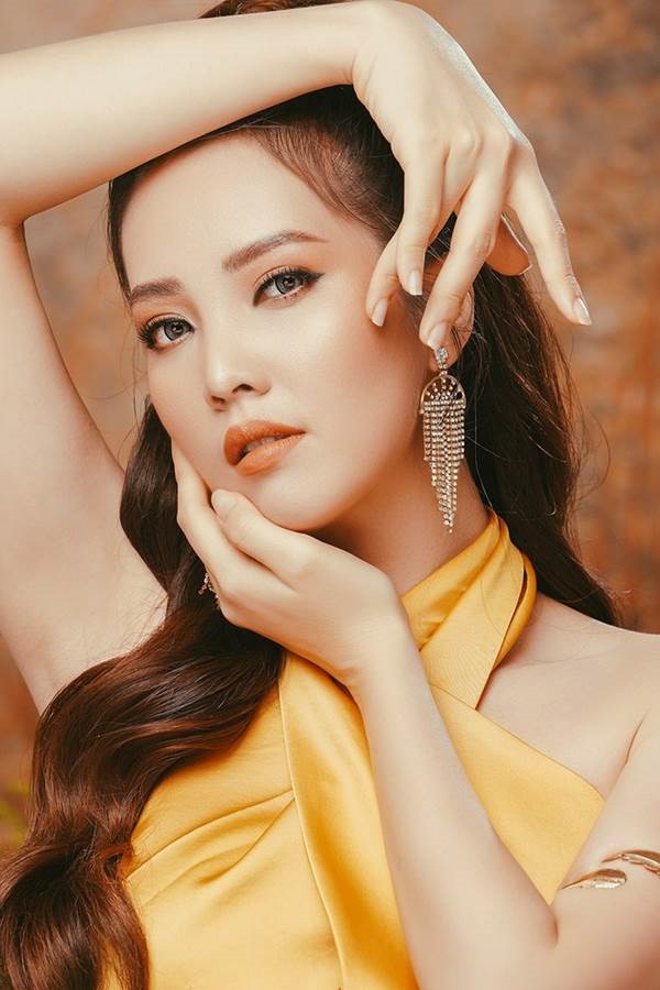 Á hậu đẹp nhất VTV hiếm hoi mặc sexy, khoe vòng một gợi cảm-7