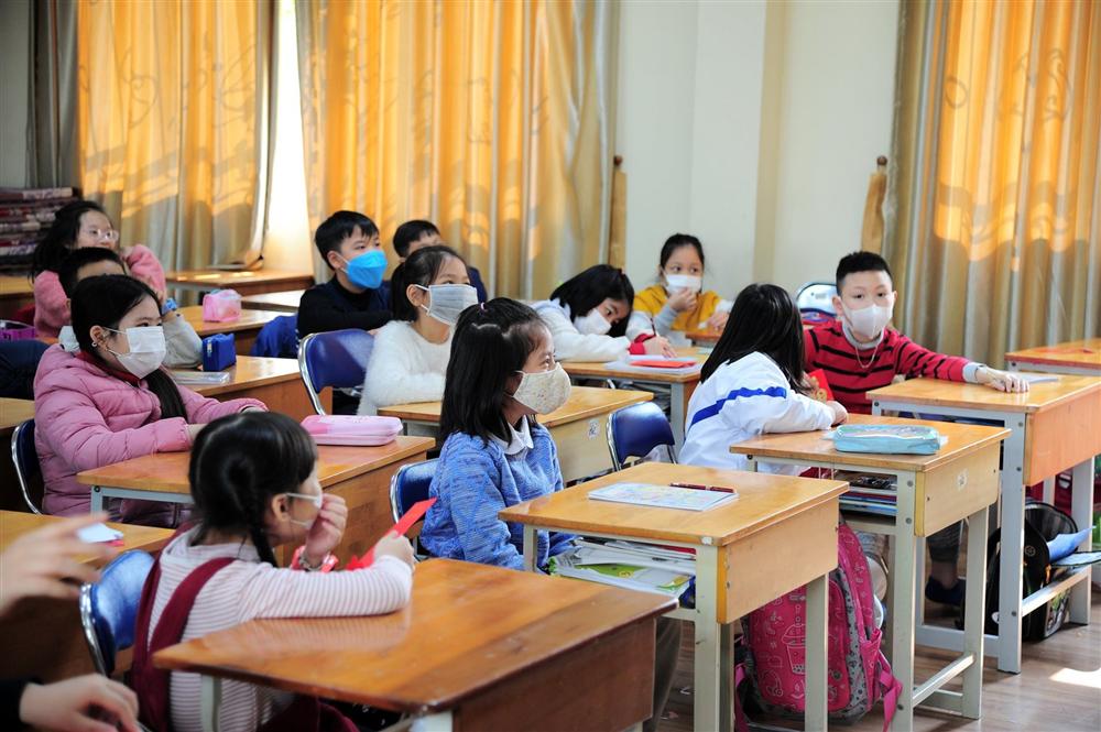 Trước thông tin phát hiện thêm trường hợp nhiễm virus Corona, một trường học ở Hà Nội yêu cầu 100% học sinh đeo khẩu trang đến lớp-4